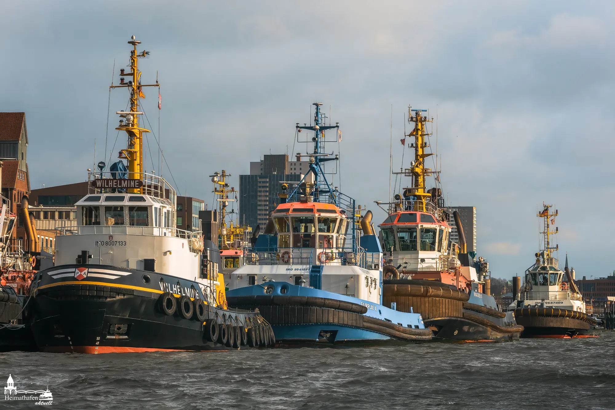 Schlepper im Hamburger Hafen - Deine exklusiven Hamburgbilder