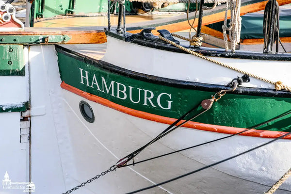 Bug eines historischen Schiffs mit dem Schriftzug HAMBURG im Museumshafen Övelgönne