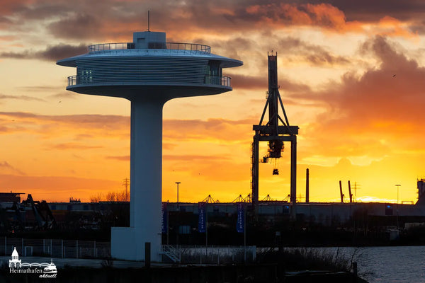 Lighthouse ZERO in der HafenCity bei Sonnenuntergang mit Hafenkran im Hintergrund.