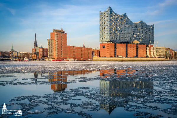 Elbphilharmonie im Winter mit Eisschollen auf der Elbe