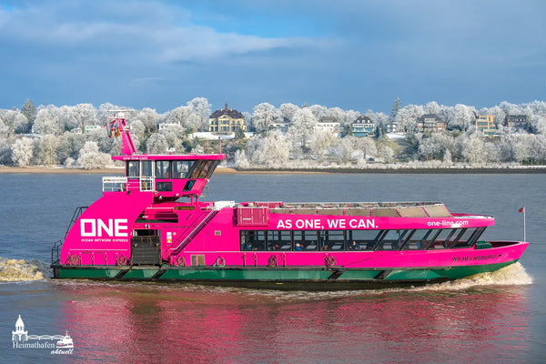 Pinkfarbene HADAG-Hafenfähre Wilhelmsburg im Winter vor verschneiten Elbvororten