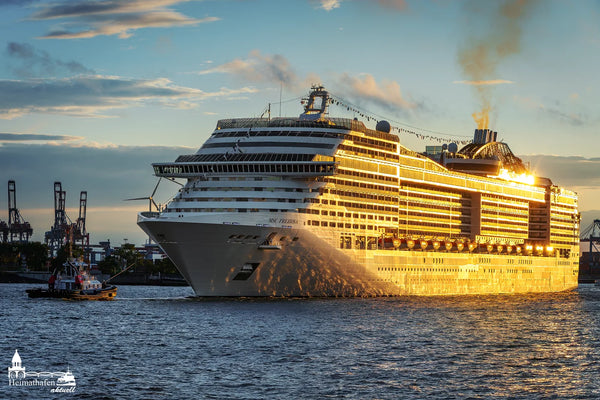 Kreuzfahrtschiff MSC PREZIOSA leuchtet im goldenen Sonnenuntergang, begleitet von einem Schlepper im Hamburger Hafen.