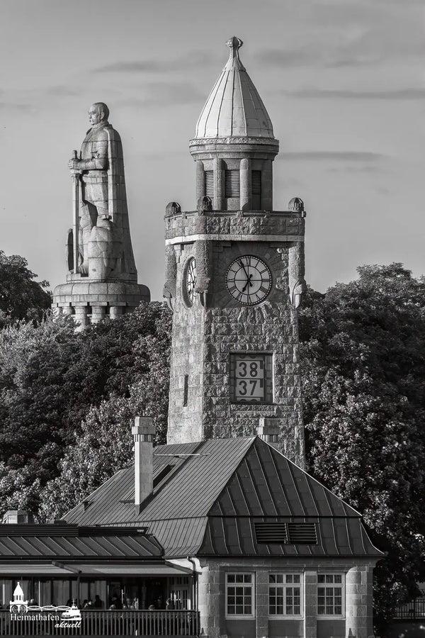 Pegelturm der Landungsbrücken und Bismarck-Denkmal in Hamburg in schwarz-weiß.