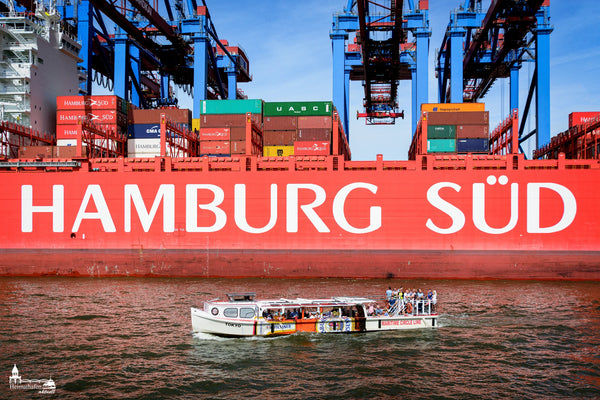 Touristenboot „Maritime Circle Line“ vor dem Containerfrachter HAMBURG SÜD im Hafen von Hamburg.