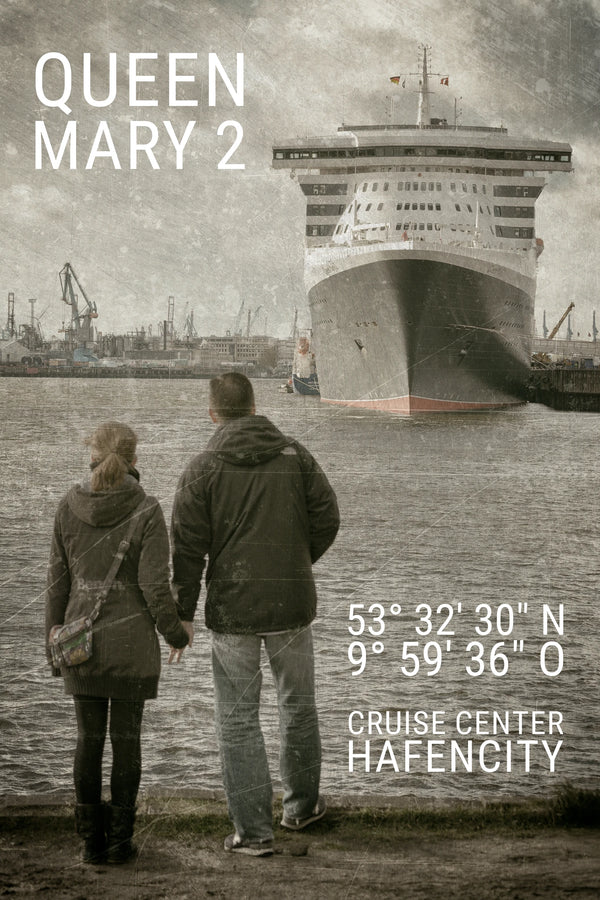 Ein Paar blickt Hand in Hand auf das majestätische Kreuzfahrtschiff Queen Mary 2 im Hamburger Hafen bei grauem Himmel – romantisch und ehrfürchtig zugleich.