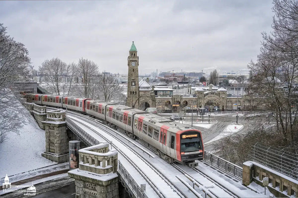 Hamburg Bilder im Winter - UBahn im Schnee - Landungsbrücken