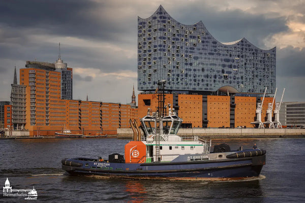 Hybrid-Schlepper RT Emotion vor der Elbphilharmonie in Hamburg