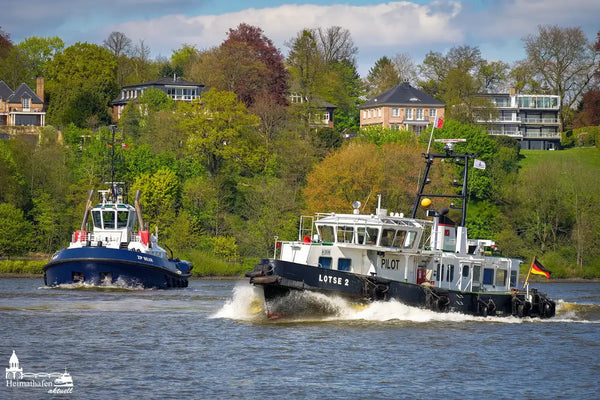 Lotsenboot LOTSE 2 und Schlepper ZP BEAR auf der Elbe vor Hamburg-Blankenese