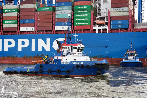 Schlepper FAIRPLAY 31 und FAIRPLAY IX vor Containerschiff von COSCO im Hamburger Hafen