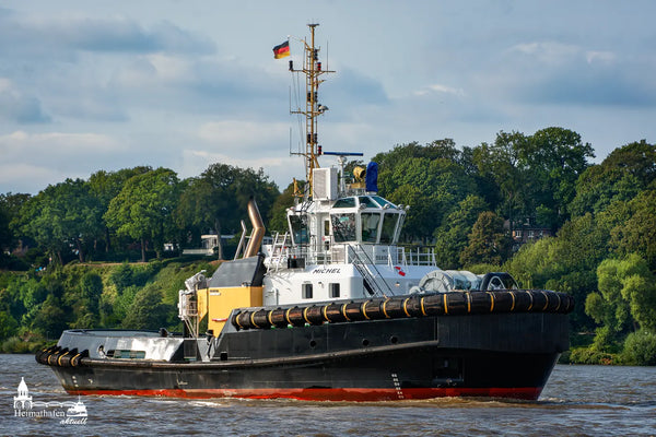 Hafenschlepper MICHEL auf der Elbe vor grüner Kulisse bei Hamburg