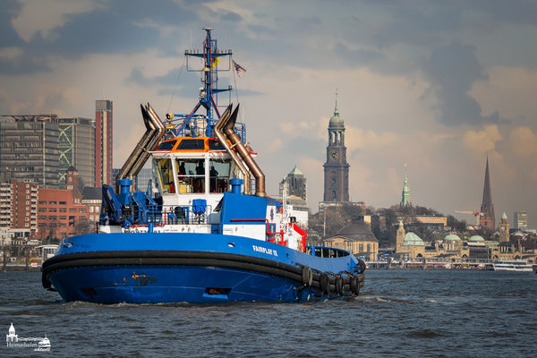 Hafenschlepper FAIRPLAY IX auf der Elbe vor dem Hamburger Michel