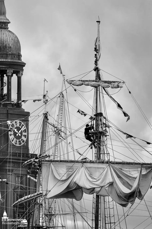 Seglermast mit Matrose vor dem Hamburger Michel
