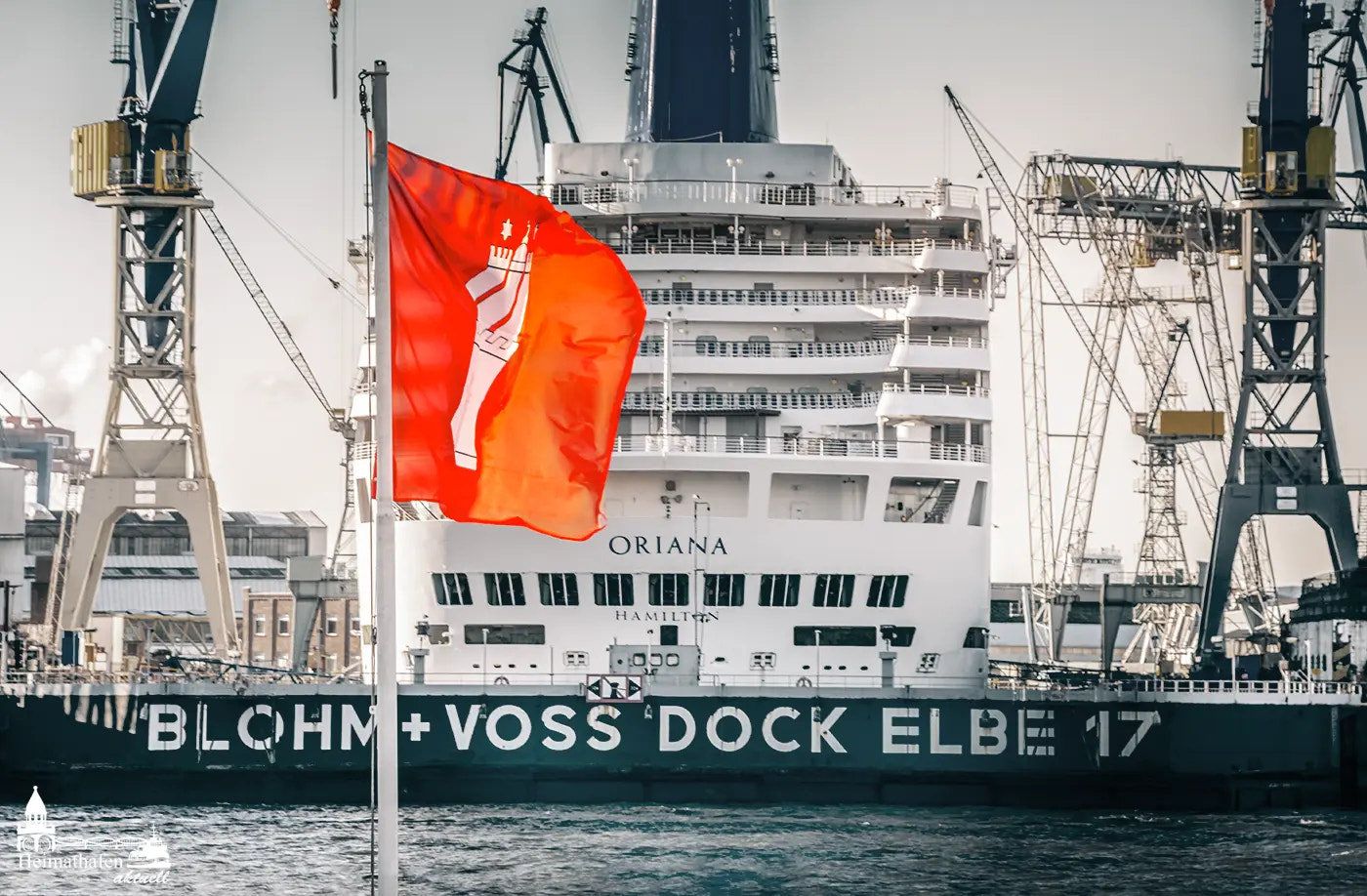 Die Hamburg-Flagge weht vor dem Kreuzfahrtschiff ORIANA im Dock Elbe 17 bei Blohm+Voss in Hamburg.
