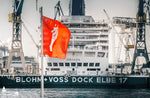 Die Hamburg-Flagge weht vor dem Kreuzfahrtschiff ORIANA im Dock Elbe 17 bei Blohm+Voss in Hamburg.