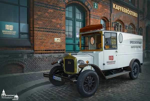 Historischer FORD-Kleinlaster vor der Speicherstadt Kaffeerösterei mit Backsteinfassade und goldener Beschriftung